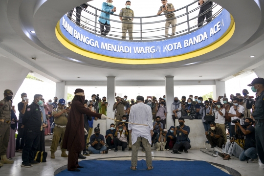 Ekspresi Pasangan Gay Meringis Kesakitan Saat Dicambuk 77 Kali di Aceh