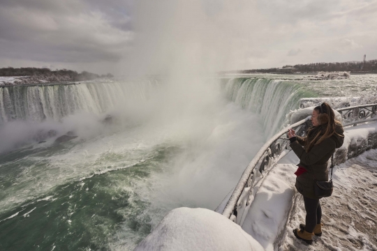 Menikmati Keindahan Air Terjun Niagara di Musim Dingin