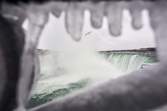 Menikmati Keindahan Air Terjun Niagara di Musim Dingin