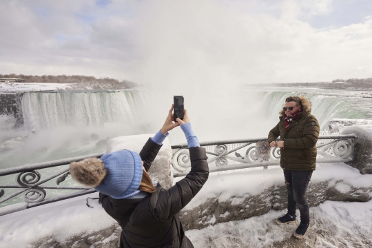 Menikmati Keindahan Air Terjun Niagara di Musim Dingin