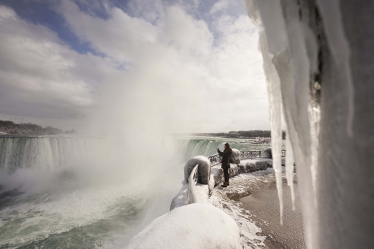 Menikmati Keindahan Air Terjun Niagara di Musim Dingin