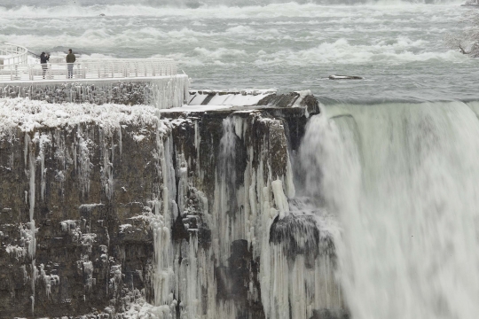 Menikmati Keindahan Air Terjun Niagara di Musim Dingin