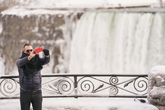 Menikmati Keindahan Air Terjun Niagara di Musim Dingin