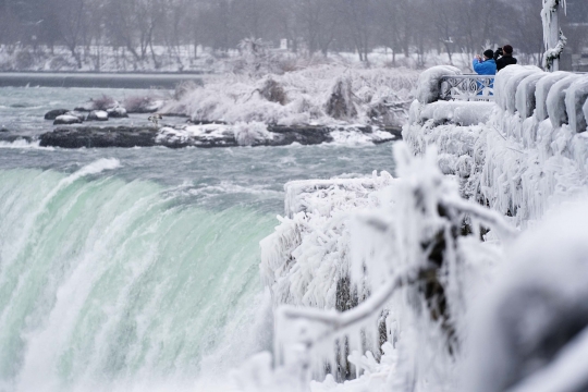 Menikmati Keindahan Air Terjun Niagara di Musim Dingin