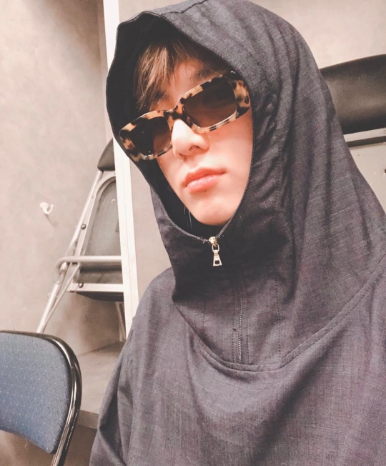6 Potret Jungkook BTS Tampil Berkacamata, dari Cool, Imut, Sampai Kocak Abis