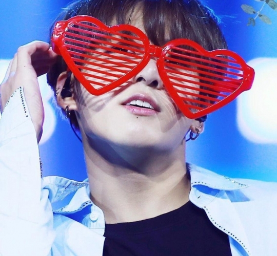 6 Potret Jungkook BTS Tampil Berkacamata, dari Cool, Imut, Sampai Kocak Abis