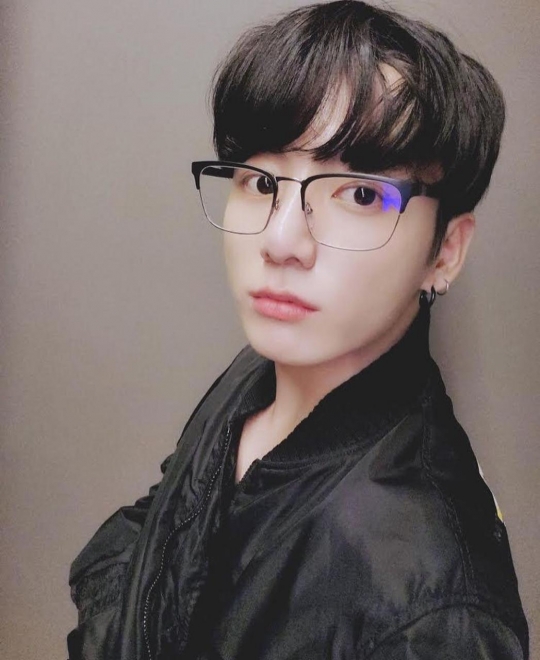 6 Potret Jungkook BTS Tampil Berkacamata, dari Cool, Imut, Sampai Kocak Abis