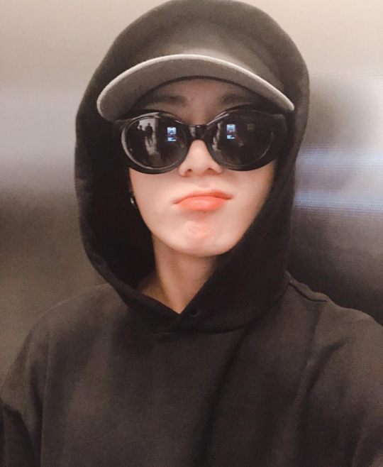 6 Potret Jungkook BTS Tampil Berkacamata, dari Cool, Imut, Sampai Kocak Abis