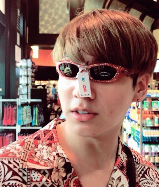 6 Potret Jungkook BTS Tampil Berkacamata, dari Cool, Imut, Sampai Kocak Abis