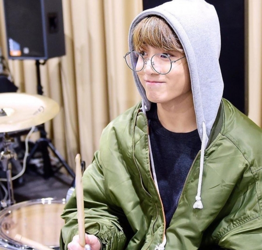 6 Potret Jungkook BTS Tampil Berkacamata, dari Cool, Imut, Sampai Kocak Abis