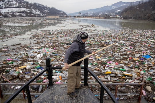'Lautan' Sampah Plastik di Serbia