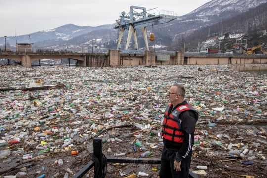 'Lautan' Sampah Plastik di Serbia