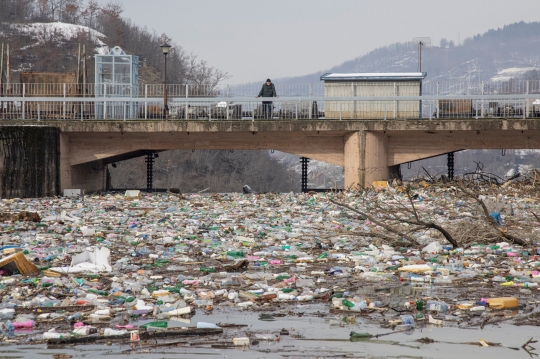 'Lautan' Sampah Plastik di Serbia