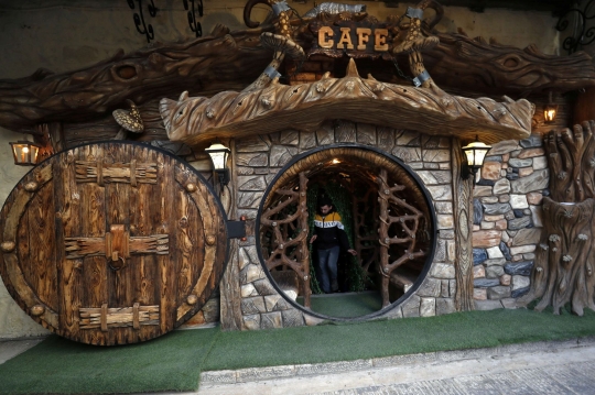 Menikmati Cafe ala Rumah Hobbit di Palestina