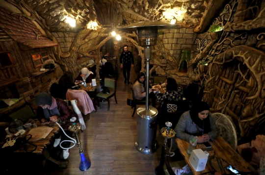 Menikmati Cafe ala Rumah Hobbit di Palestina