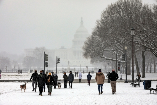 Saat Salju Mendinginkan Suasana Gedung Kongres AS