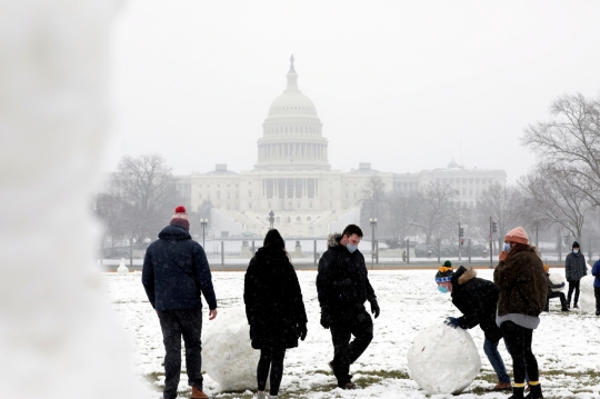 Saat Salju Mendinginkan Suasana Gedung Kongres AS