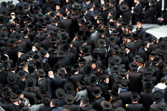 Suasana Pemakaman Pemimpin Spiritual Terkemuka Yahudi Saat Wabah Covid-19
