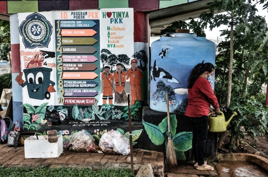 Menyulap Kolong Flyover Jadi Taman Sayur