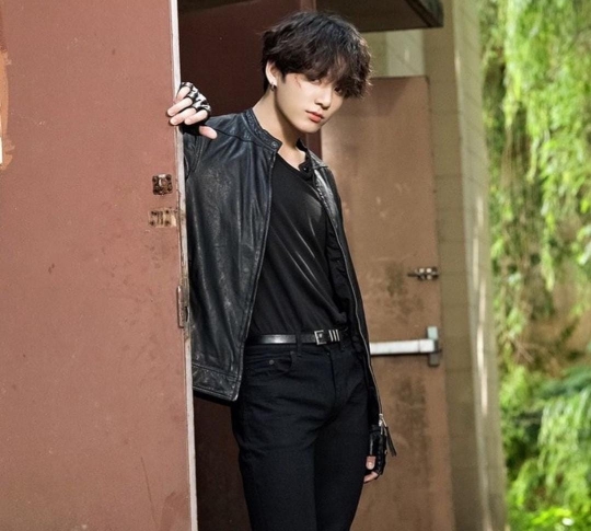 7 Potret Super Cool Jungkook BTS Berbaju Hitam, Dijamin Bikin Army Oleng