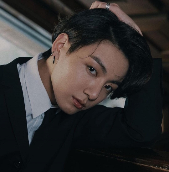 7 Potret Super Cool Jungkook BTS Berbaju Hitam, Dijamin Bikin Army Oleng
