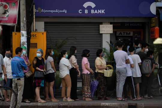 Kudeta Militer, Warga Myanmar Ramai-Ramai Tarik Uang dari Bank