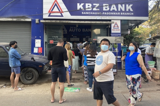 Kudeta Militer, Warga Myanmar Ramai-Ramai Tarik Uang dari Bank