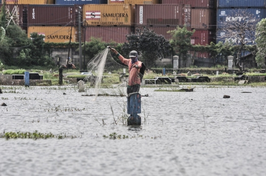 Menjala Ikan di Kuburan