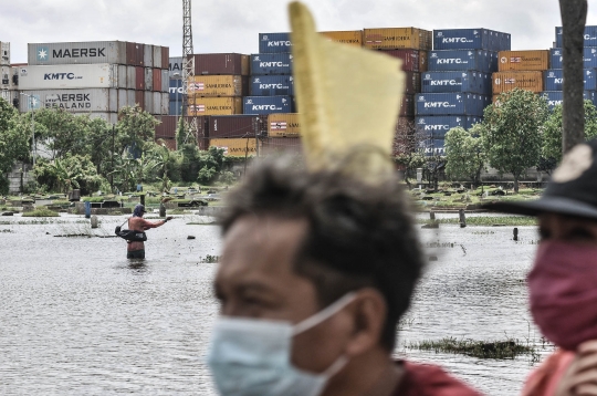 Menjala Ikan di Kuburan