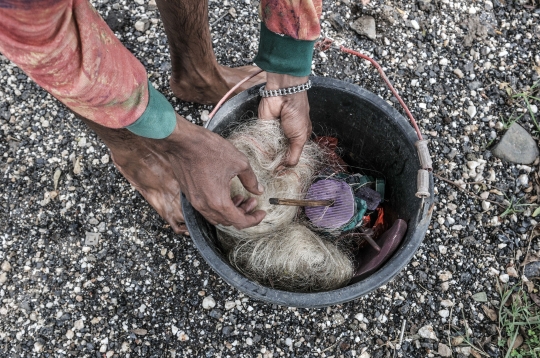 Menjala Ikan di Kuburan