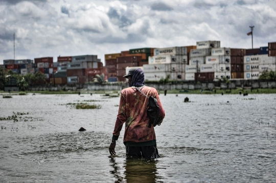 Menjala Ikan di Kuburan
