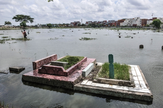 Menjala Ikan di Kuburan