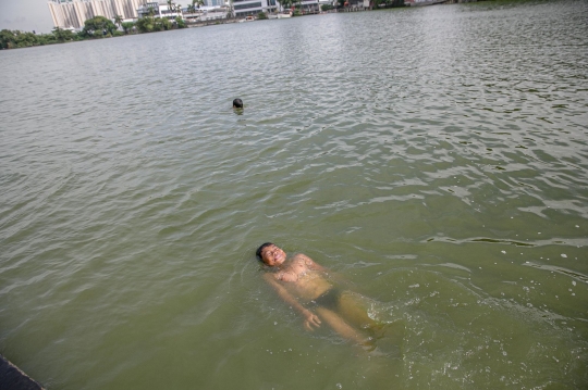 Minim Lahan Bermain, Anak-Anak Nekat Berenang di Danau Sunter