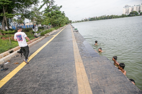 Minim Lahan Bermain, Anak-Anak Nekat Berenang di Danau Sunter