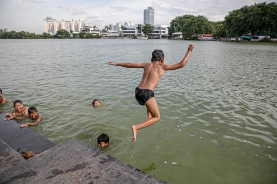 Minim Lahan Bermain, Anak-Anak Nekat Berenang di Danau Sunter