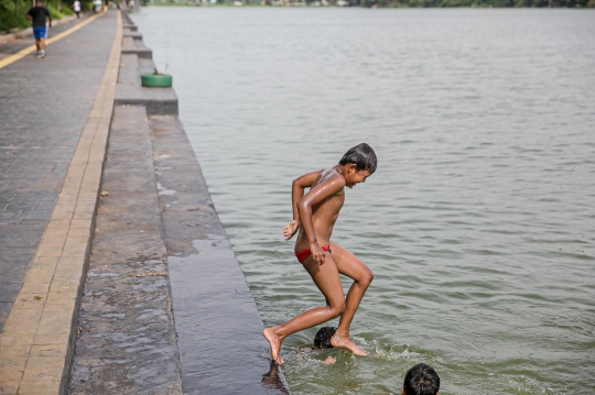 Minim Lahan Bermain, Anak-Anak Nekat Berenang di Danau Sunter