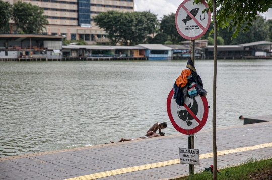 Minim Lahan Bermain, Anak-Anak Nekat Berenang di Danau Sunter