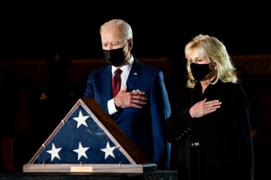 Ekspresi Joe Biden Beri Penghormatan Kepada Polisi yang Tewas di Gedung Capitol