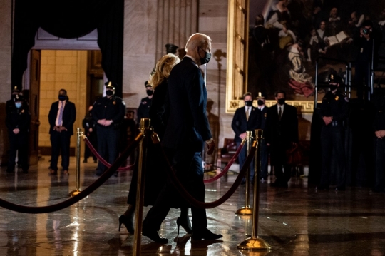 Ekspresi Joe Biden Beri Penghormatan Kepada Polisi yang Tewas di Gedung Capitol