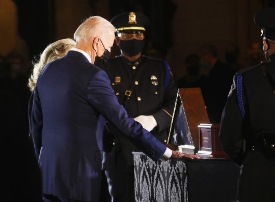 Ekspresi Joe Biden Beri Penghormatan Kepada Polisi yang Tewas di Gedung Capitol