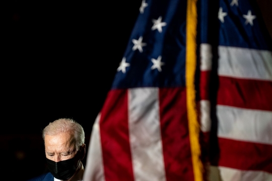 Ekspresi Joe Biden Beri Penghormatan Kepada Polisi yang Tewas di Gedung Capitol