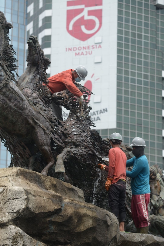 Perindah Jakarta, Patung Kuda di Medan Merdeka Barat Dimandikan