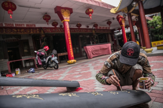 Mempercantik Wihara Jelang Imlek