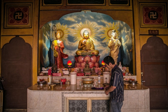 Mempercantik Wihara Jelang Imlek