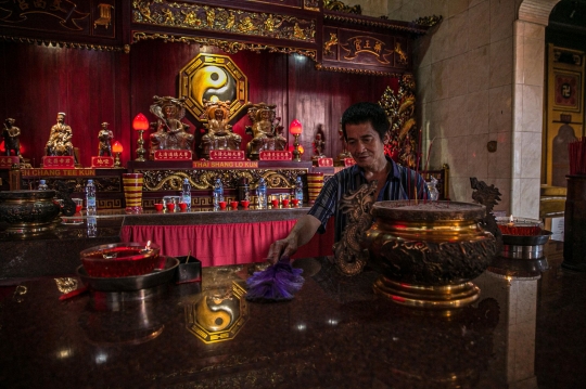 Mempercantik Wihara Jelang Imlek