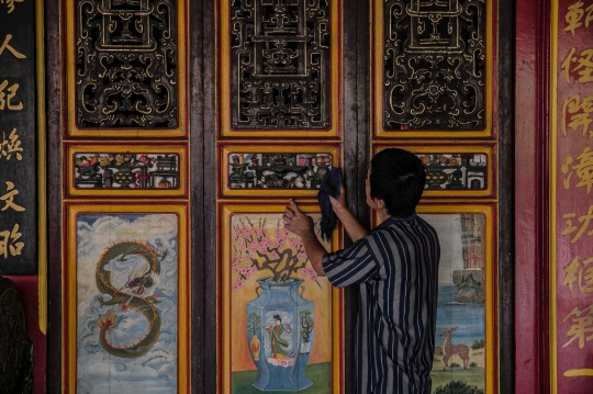 Mempercantik Wihara Jelang Imlek