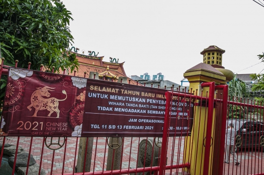 Mempercantik Wihara Jelang Imlek