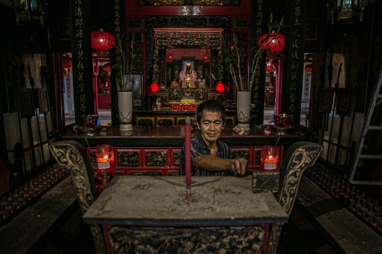 Mempercantik Wihara Jelang Imlek