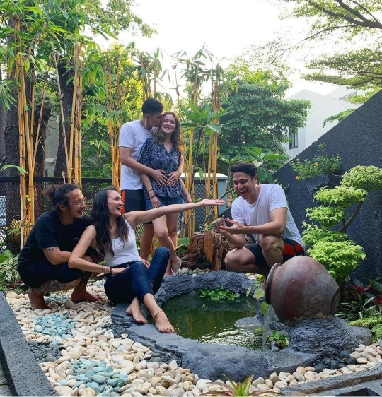 7 Potret Rumah Nadine & Dimas Anggara yang Jarang Tersorot, Tamannya Super Kece