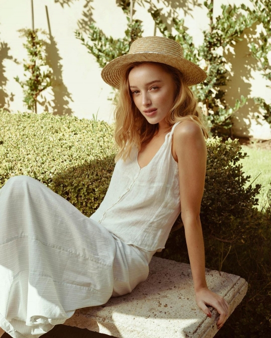 Kenalan dengan Phoebe Dynevor, Pemeran Si Cantik Daphne di Serial Bridgerton